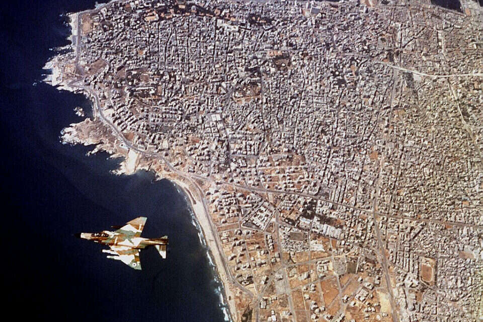 מטוס פנטום ישראלי מעל ביירות, אוגוסט 1982 , GettyImages
