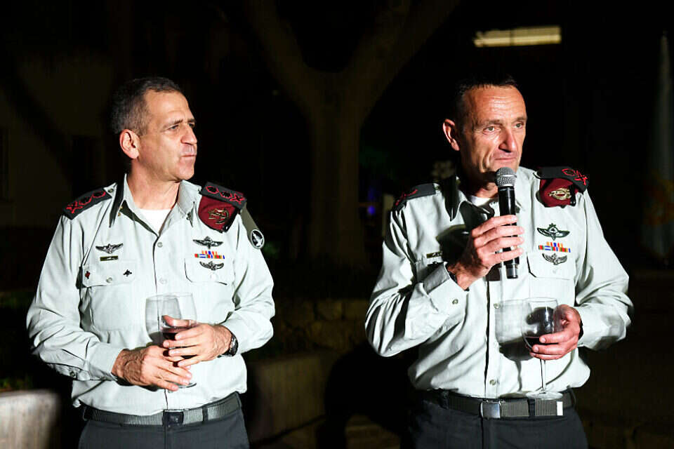כוכבי (משמאל) ומחליפו בתפקיד הרמטכ"ל, הלוי , יוסי זליגר