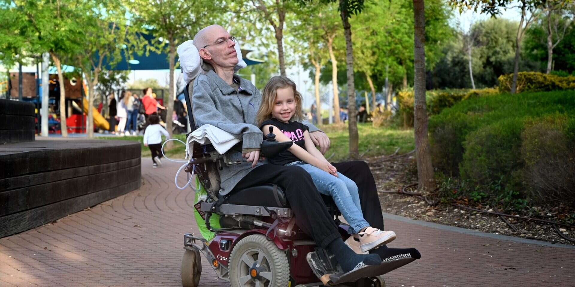 קרמר ואלה על הכיסא הממונע, בדרך לפארק. "לא יכול לעשות כלום מלבד להסתכל עליה" , אפרת אשל