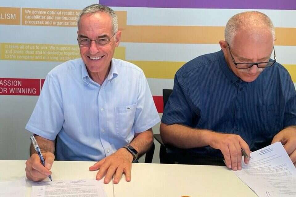 נועם וימן, מנכ"ל קבוצת דיפלומט (שמאל) במעמד החתימה עם אורי שמר, מנהל עסקי דורות (ימין) , יח"צ