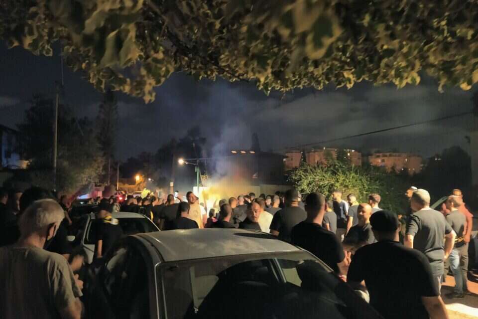 אוהדי בית"ר ירושלים מול ביתו של אורן חסון ,