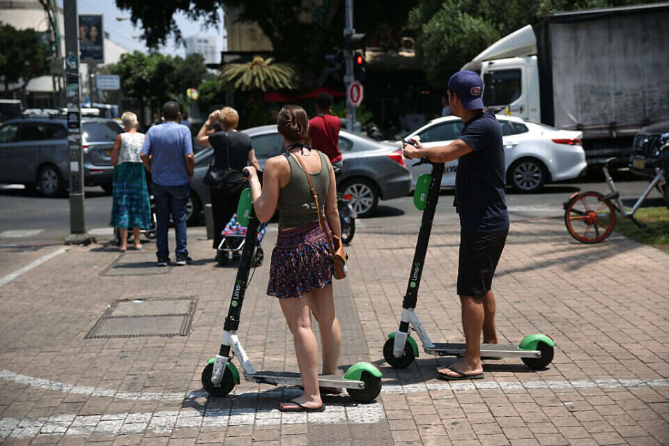 רוכבי קורקינט בתל אביב (למצולמים אין קשר לידיעה) , יהושע יוסף