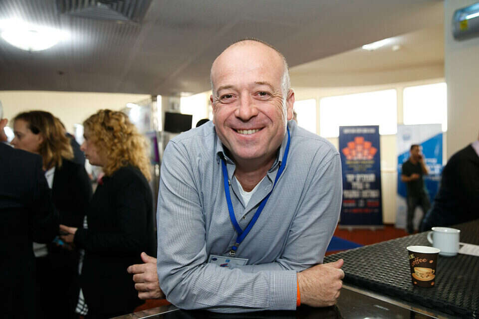  ראש עיריית רמת השרון אבי גרובר  , לירון מולדובן