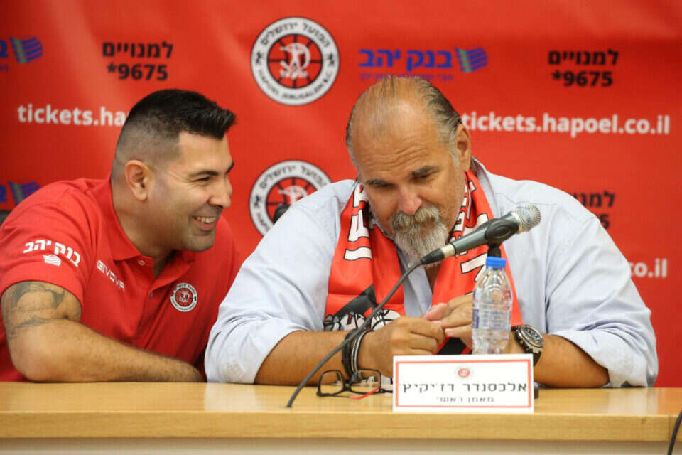 אלכסנדר דז׳יקיץ׳ מוצג בהפועל ירושלים. הקבוצה שלו בראש הבית , אודי ציטיאט
