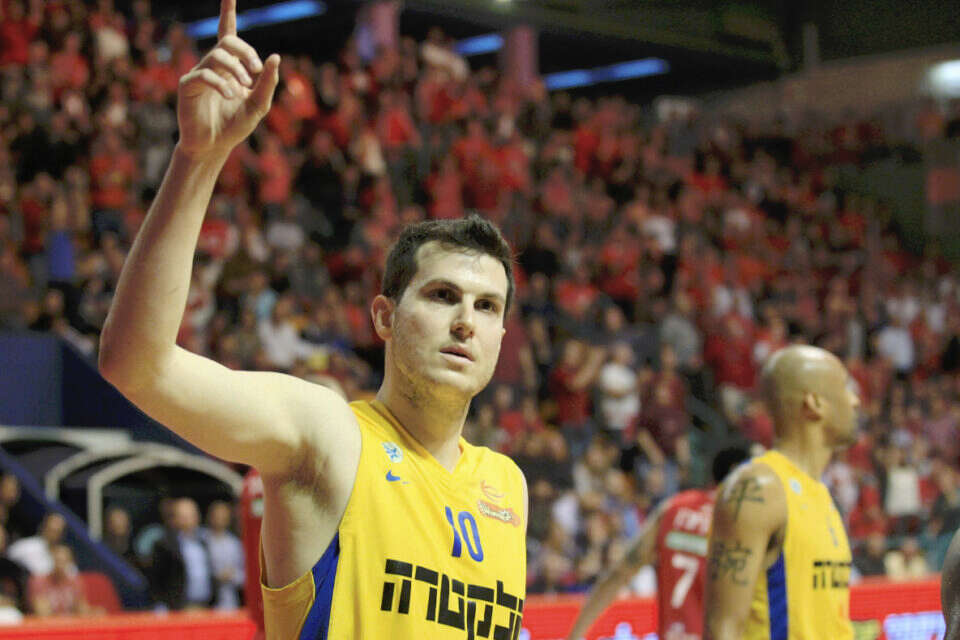 פניני במדי מכבי. קאמבק ליד אליהו , אלן שיבר