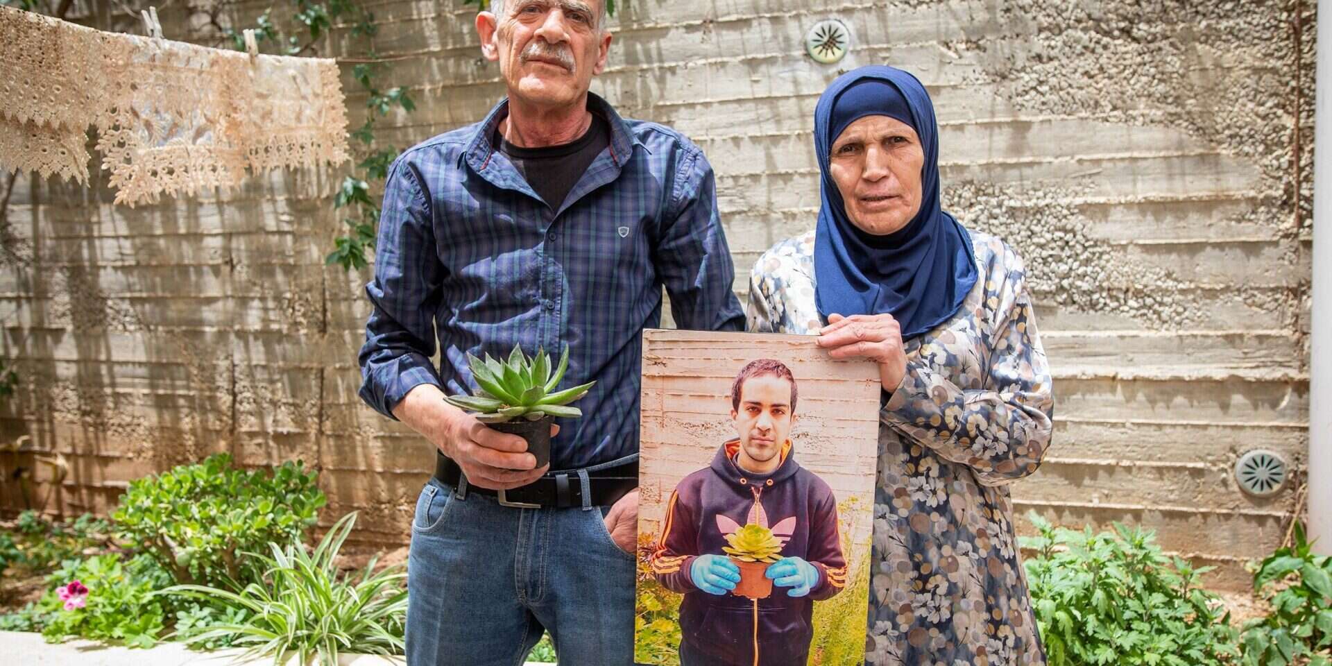רנא (מימין) וחירי אל־חלאק עם תמונת בנם המנוח, איאד , אורן בן חקון