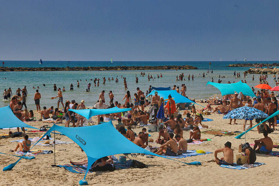 חוף הים בתל אביב (למצולמים אין קשר לכתבה) , יהושע יוסף