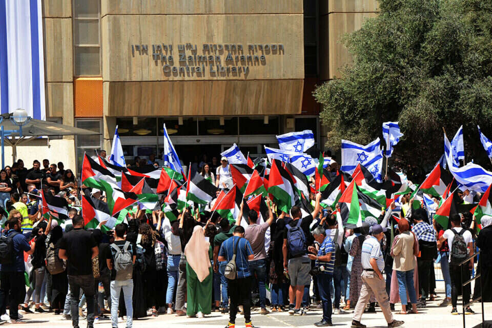 סטודנטים ערבים מניפים דגלי פלשתין באוניברסיטת תל אביב (ארכיון) , דודו גרינשפן