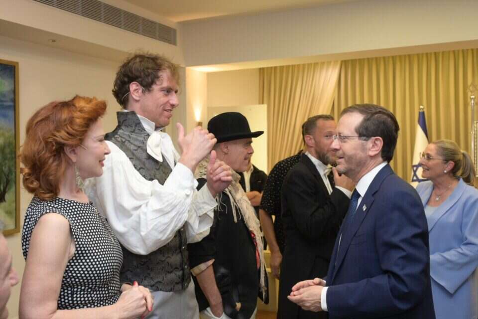 צוות תיאטרון "גשר" באירוע בבית הנשיא לזכר המייסד יבגני אריה (ארכיון) , עמוס בן גרשון - לע"מ