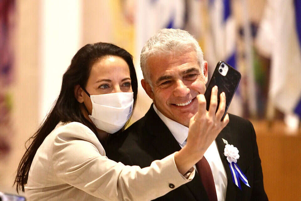 פרצה בבכי. ליהיא ויאיר לפיד 
 , מארק ישראל סלם
