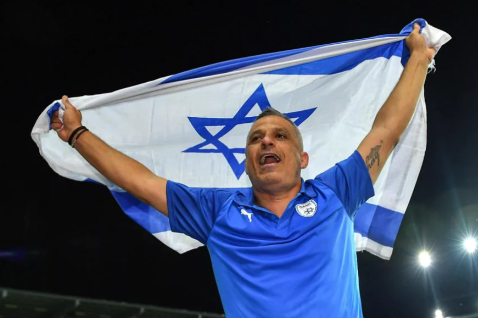 אופיר חיים מניף את הדגל, אמש בסלובקיה ,
