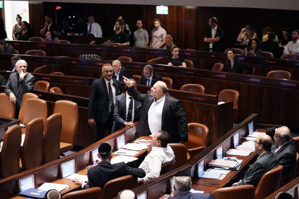 יו"ר רע"מ, ח"כ מנסור עבאס, צועק על יו"ר האופוזיציה ח"כ בנימין נתניהו, במליאת הכנסת , דוברות הכנסת - דני שם טוב