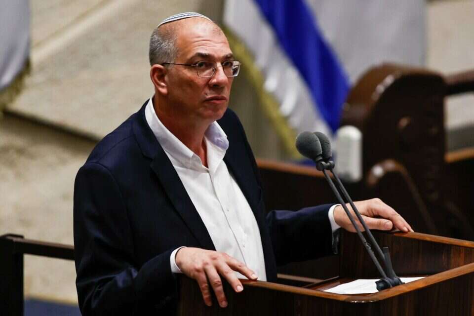 ניר אורבך. "הקו האדום נחצה" , אורן בן חקון