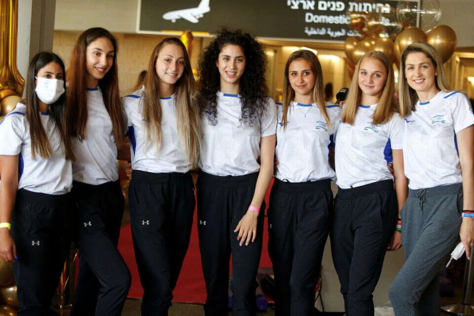 רייץ (שלישית משמאל). המסיבה הופסקה , אורן אהרוני 