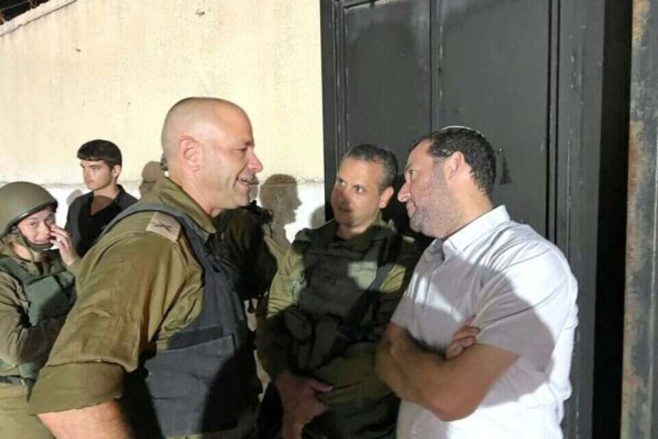 צוויג (במרכז) עם ראש המועצה האזורית שומרון יוסי דגן בקבר יוסף , מועצה אזורית שומרון