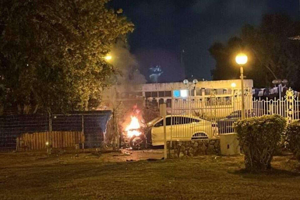 הרכב עולה באש לאחר שפוצץ ,