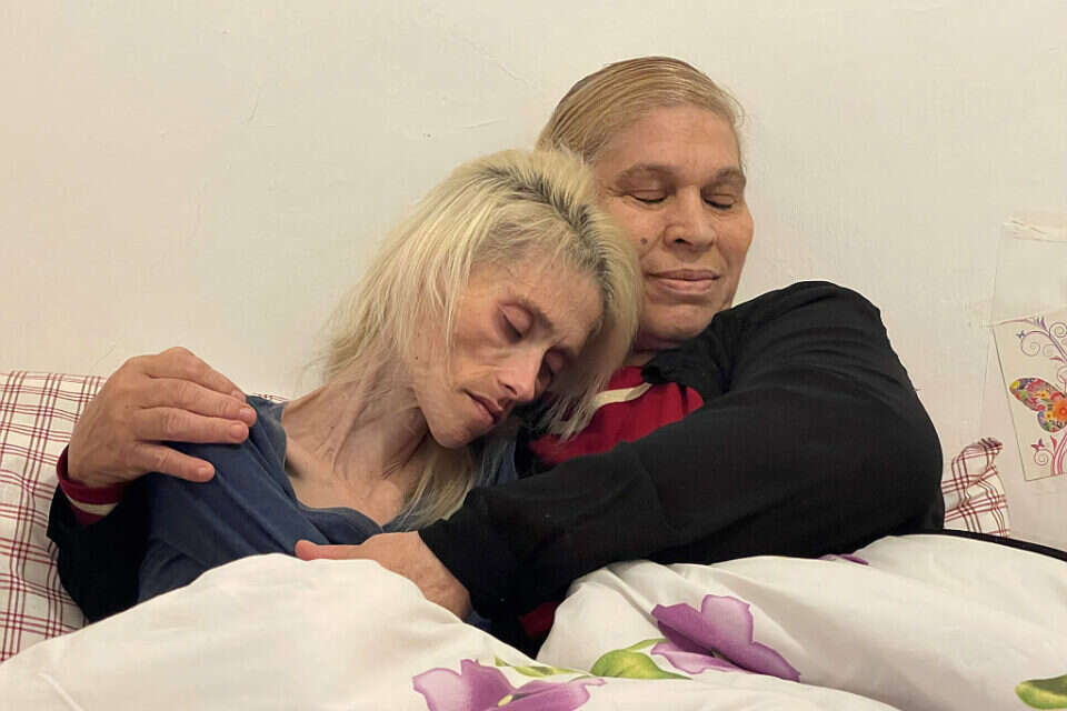 יהודית באומן לצד בתה קארין באומן ז"ל , ללא