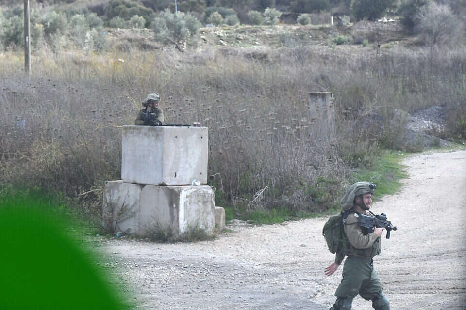 חיילי צה"ל ליד המחסום בשומרון (אילוסטרציה: למצולמים אין קשר לנכתב בידיעה) , יוסי זליגר