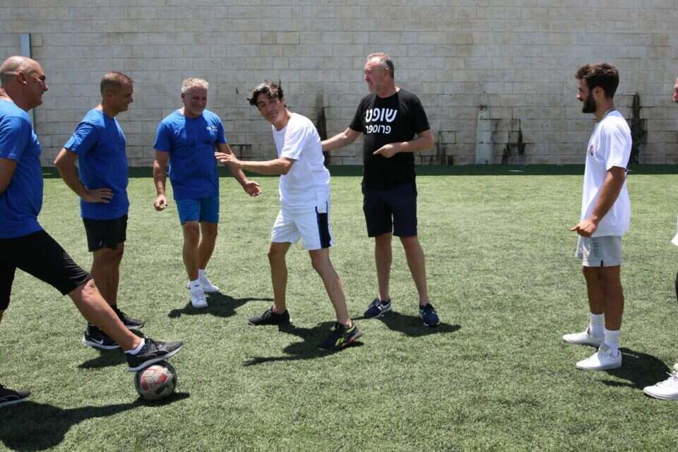 כוכבי "שנות ה-90", ושחקני נבחרת ישראל בעבר ראש בראש , גיא בראון – יח"צ ודוברות רשת 13