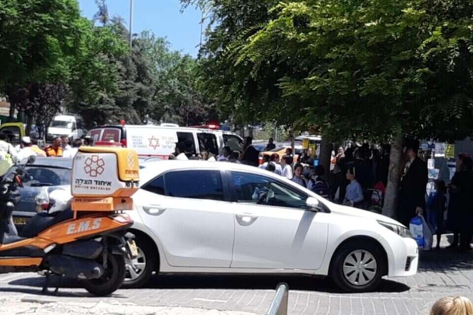צוותי הרפואה מטפלים בתינוקת שטבעה באמבטיה , איחוד הצלה