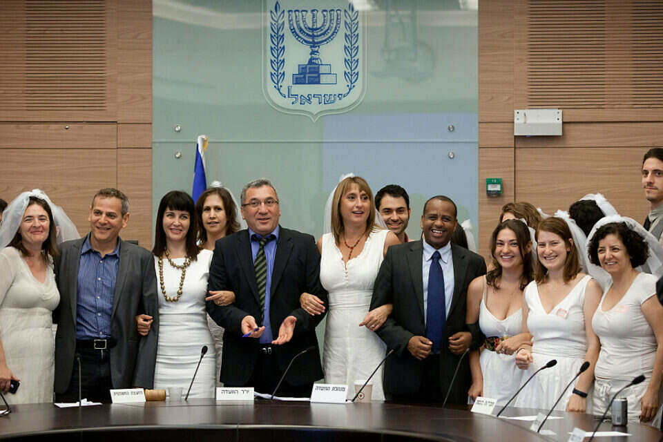 חברי וחברות כנסת בדיון בנושא נישואים אזרחיים בשנת 2011. חברות הכנסת עם הינומות ולבושות בלבן. (ארכיון) , דודי ועקנין