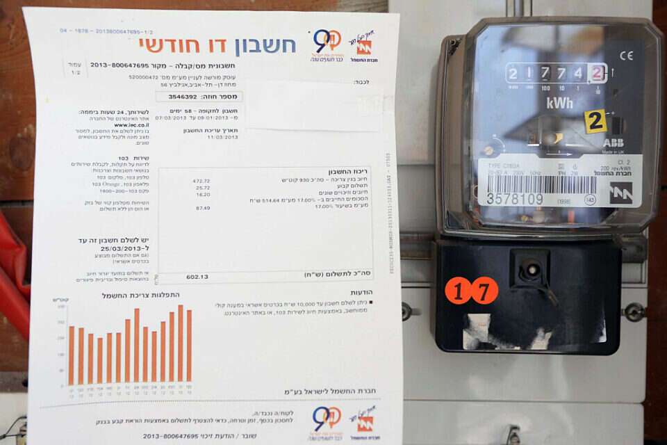 שעון חשמל וחשבון חשמל , אילוסטרציה, יהושע יוסף