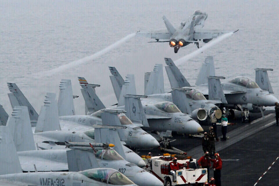 מטוסים מדגם F-18 על נושאת מטוסים של הצי האמריקני , איי.פי