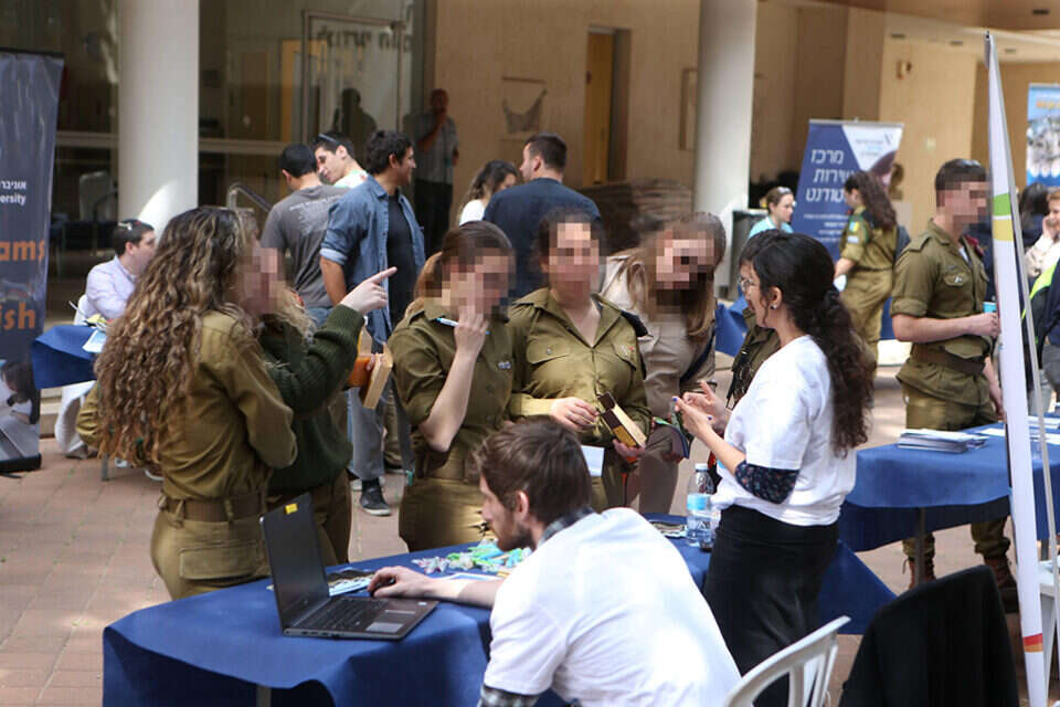 חיילות בכנס שחרור ,