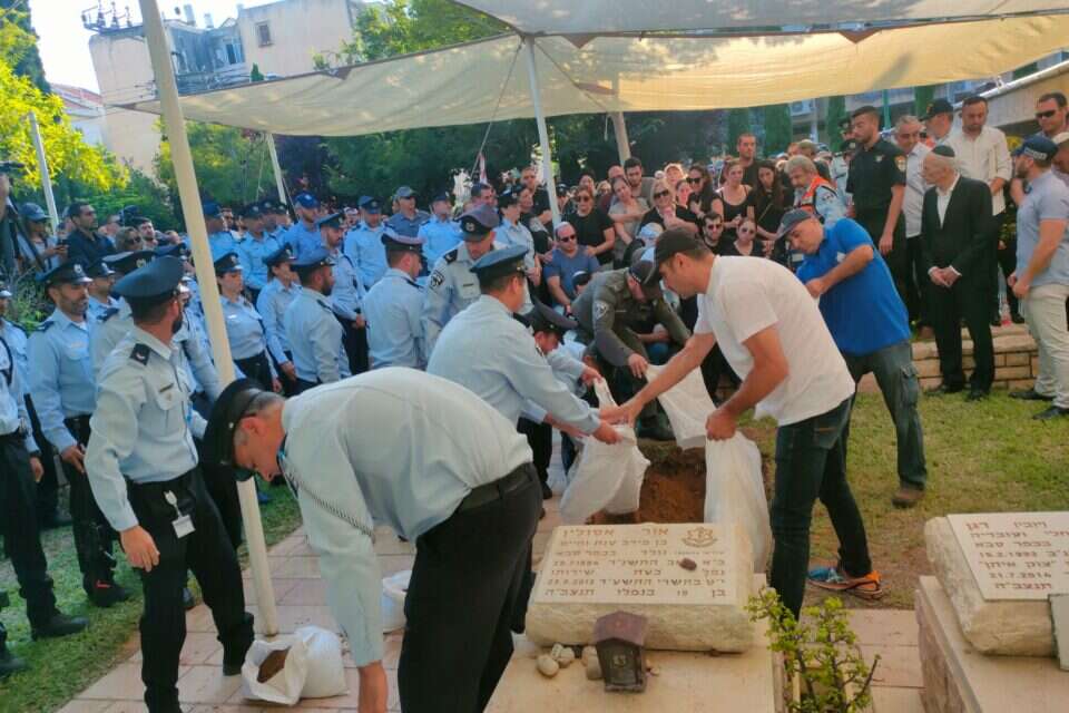 חבריו לנשק בבית העלמין בכפר סבא , יהושע יוסף