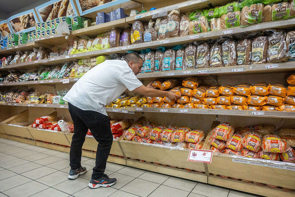התייקרות ממוצעת של 5%. מדף הלחמים בסופר , יונתן זינדל/פלאש90