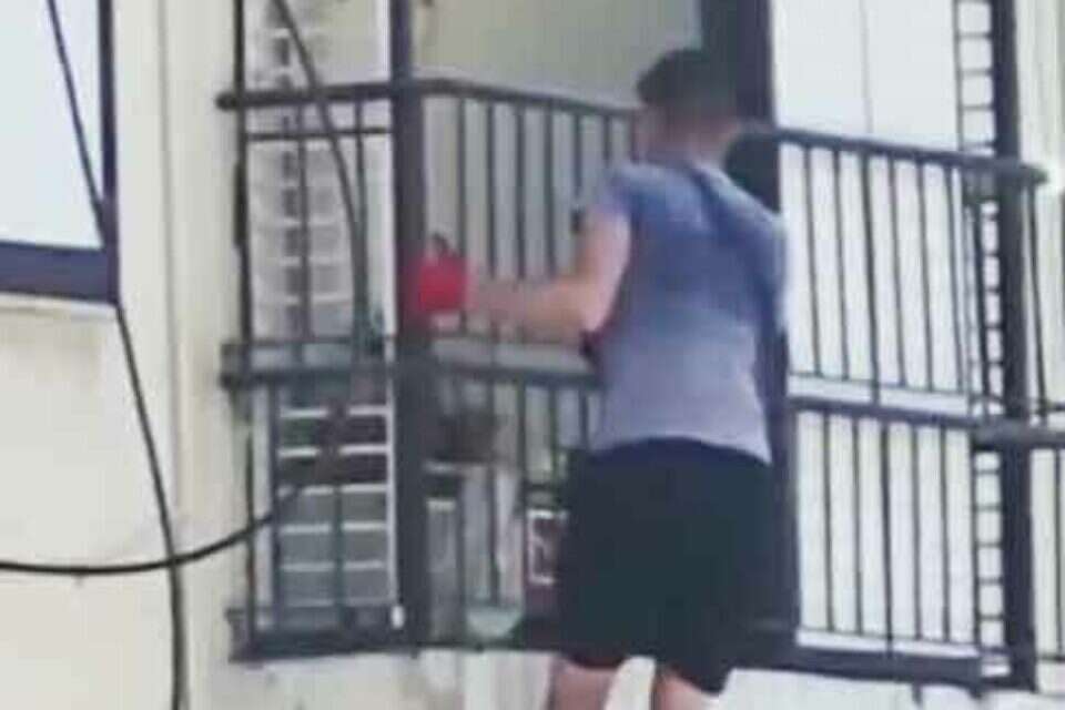 תיעוד של צעיר בן 24 פורץ לדירה בחיפה , ללא קרדיט