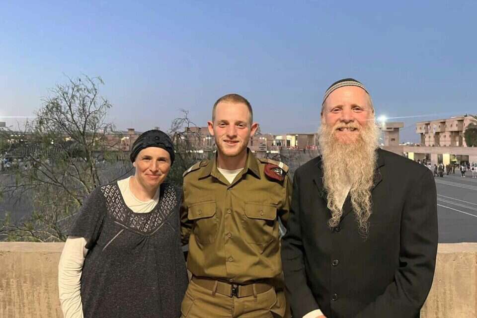 דביר שנרב והוריו בטקס קורס הקצינים. "זה הניצחון שלנו , דובר צה"ל