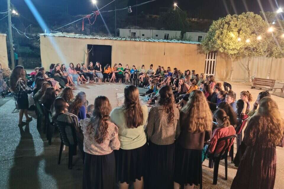 משפחות "נחלה" מתכנסות לקראת העלייה לקרקע , דוברות גופנה