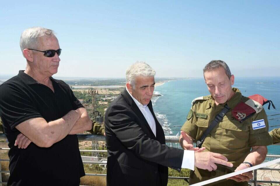 כל אחד ינסה להגדיל את כוחו על חשבון השני. השר גנץ ורה"מ לפיד השבוע בסיור בצפון
