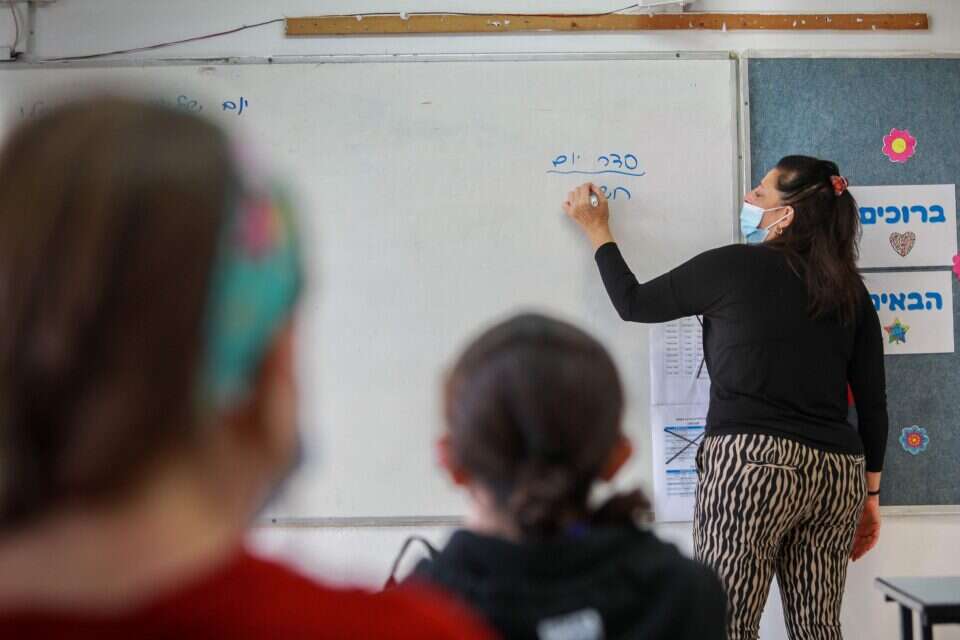 מורה בכיתה(למצולמים אין קשר למאמר) , אורן בן חקון