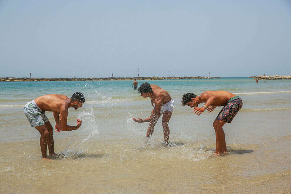 מתרחצים בחוף הים בתל אביב (ארכיון) , יהושע יוסף