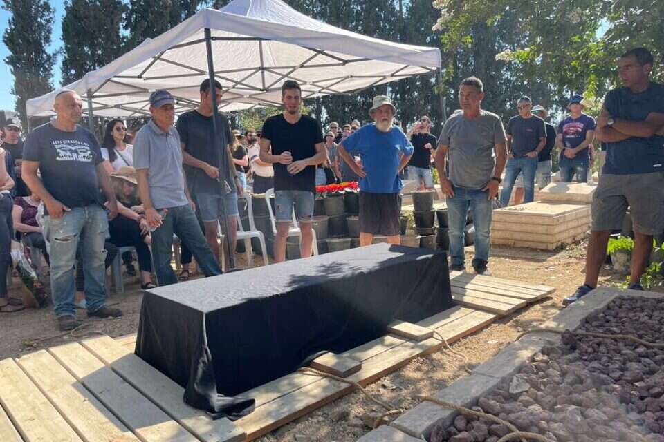 הלוייתה של ענת טל קטלב ז"ל. רבים מעמיתיה הגיעו לנחם , 