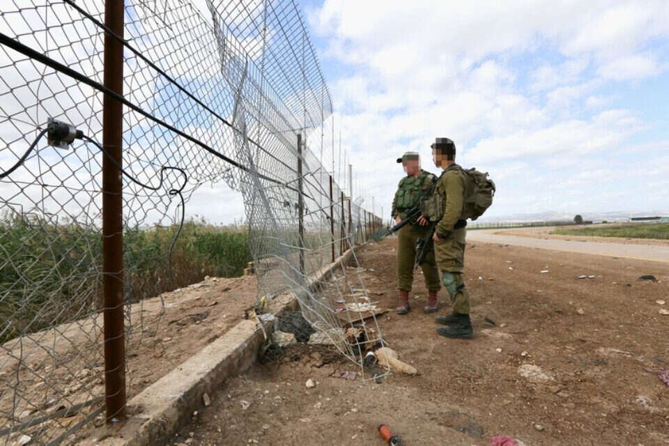 לוחמים סמוך לגדר ההפרדה הפרוצה (ארכיון) , אורן כהן