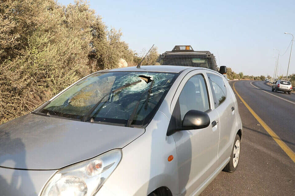 רכב ישראלי נרגם באבנים (ארכיון) , מרים צחי