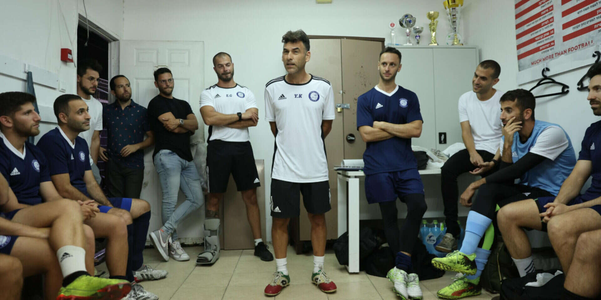 יוסי כנען מעביר תדריך בחדר ההלבשה , לירון מולדובן