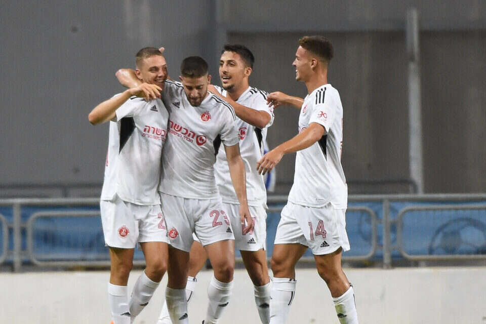 שחקני הפועל ת"א חוגגים בשבת האחרונה בגביע הטוטו , ברני ארדוב