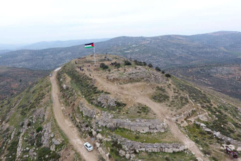 פסגת התל שוטחה, דגל פלשתין ענק הונף , "שומרים על הנצח"