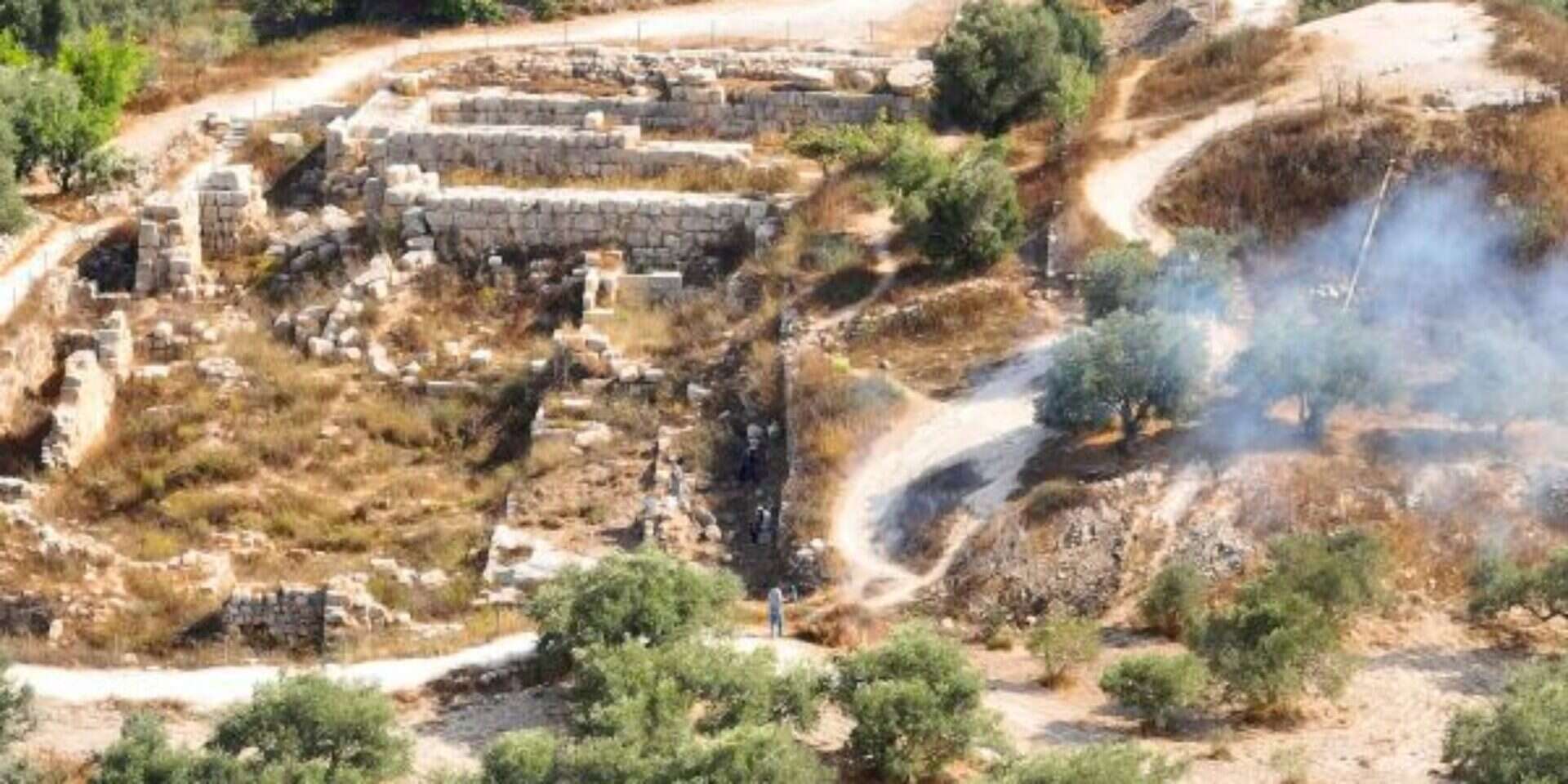 פלשתינים מציתים אש באתר סבסטיה, במסגרת "ניקוי זרדים". פגיעה אנושה