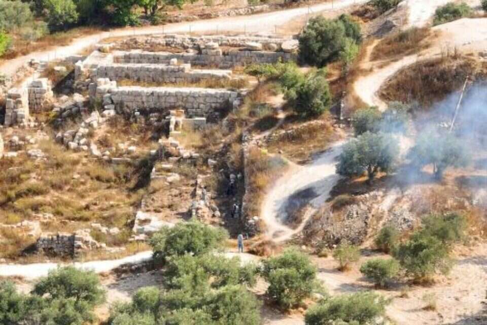 פלשתינים מציתים אש באתר סבסטיה, במסגרת "ניקוי זרדים". פגיעה אנושה