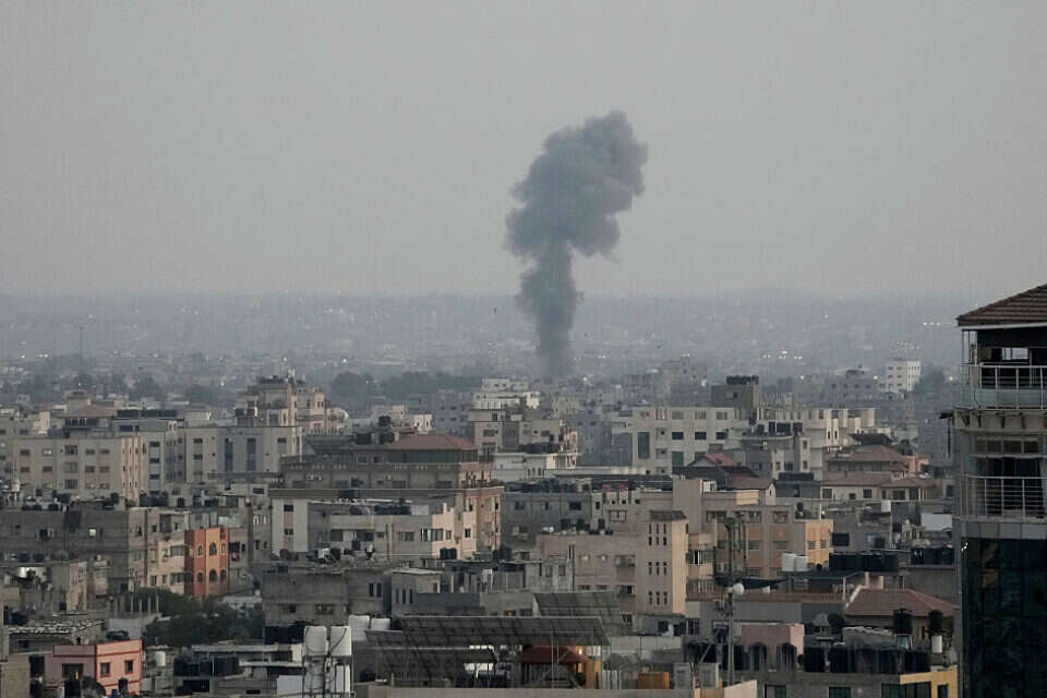 העשן מיתמר מאחת התקיפות של צה"ל ברצועת עזה , אי.פי