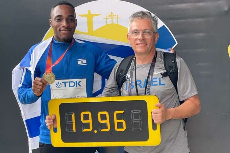 בלון (מימין) עם אפריפה. ביחד מתחילת הקריירה , איגוד האתלטיקה
