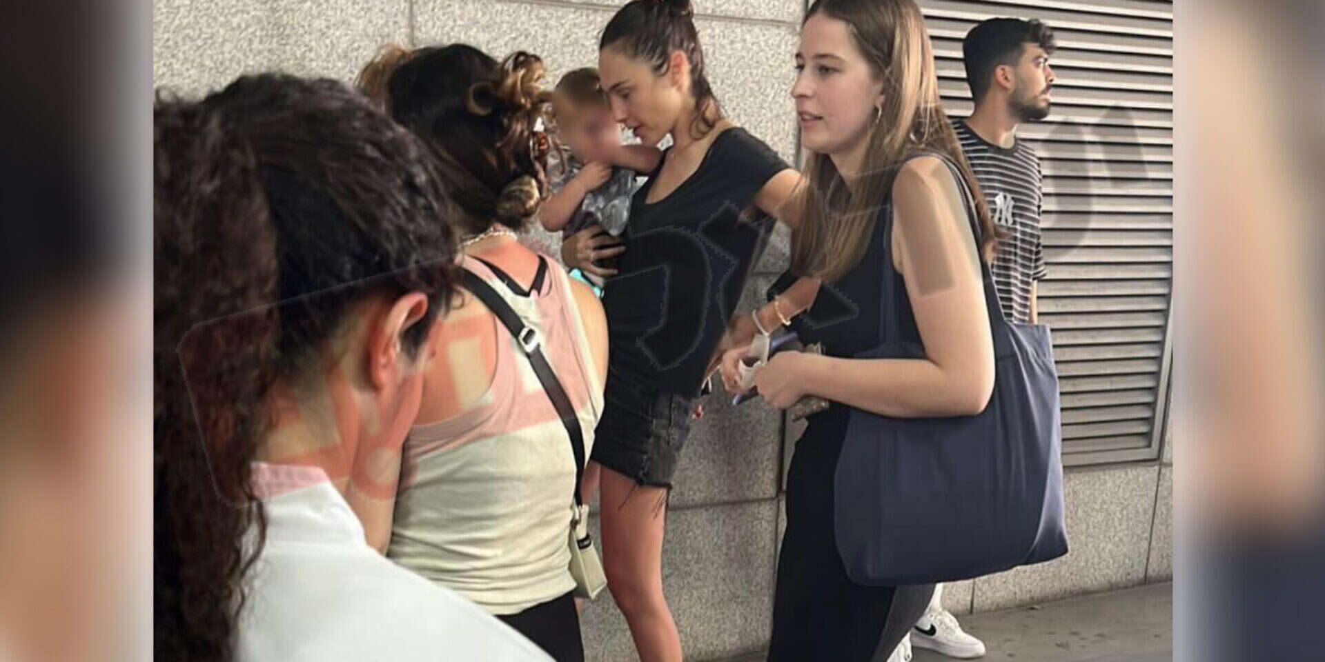 גל גדות מסתתרת עם בתה בזמן שמיעת אזעקה בתל אביב ,
