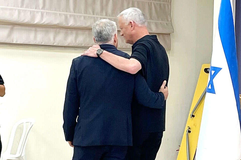 בני גנץ ויאיר לפיד במהלך מבצע "עלות השחר" , ללא