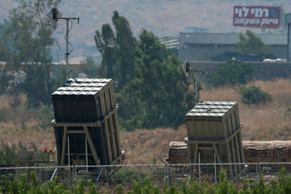 סוללת כיפת ברזל המוצבת בסמוך לעיר קריית שמונה , אייל מרגולין, ג'יני