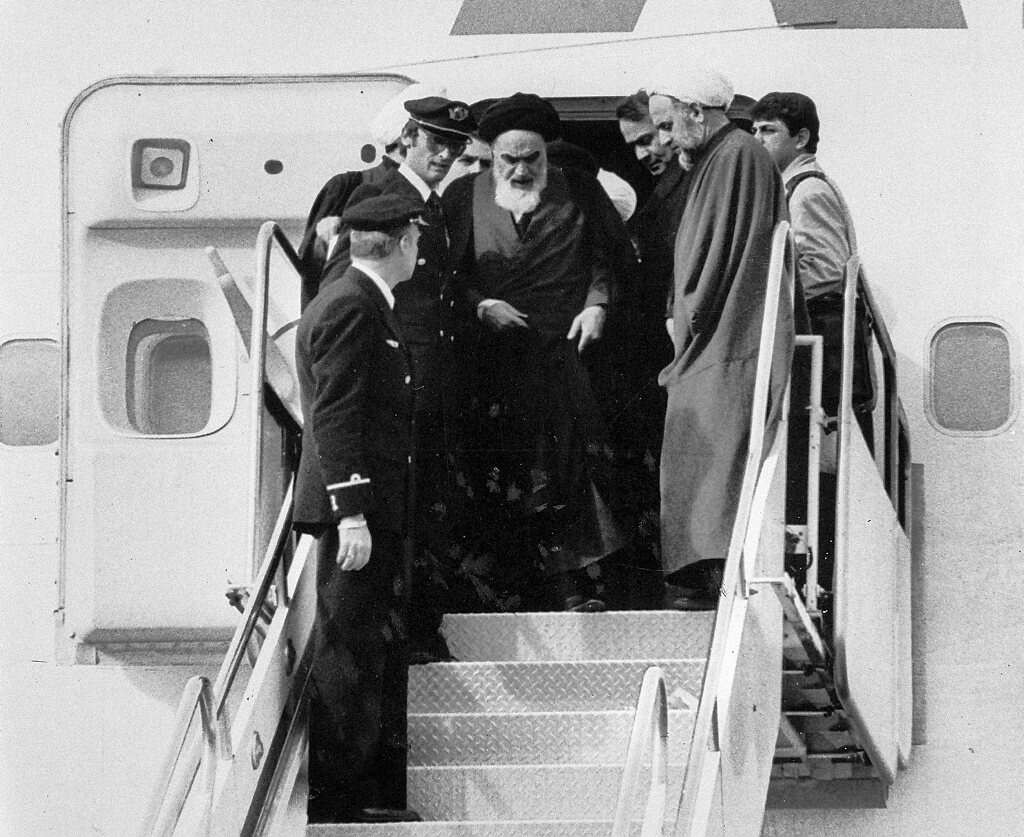 חומייני נוחת באיראן לאחר המהפכה האסלאמית. התיר את דמו של רושדי  , אי.פי